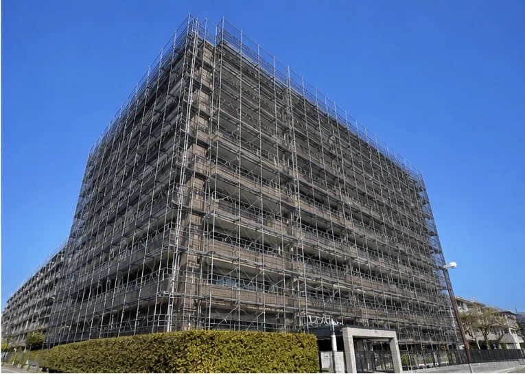 大型マンションの全面足場
