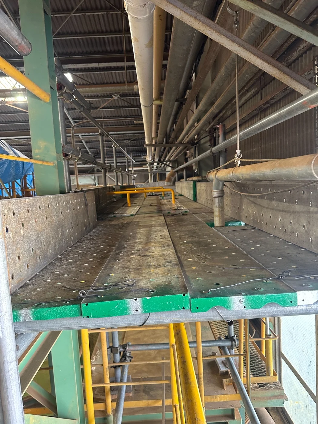 プラント内部の作業床足場