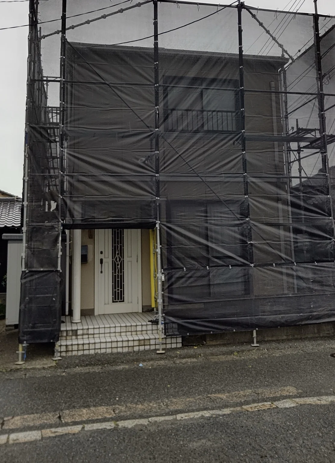 養生シートを設置した住宅足場