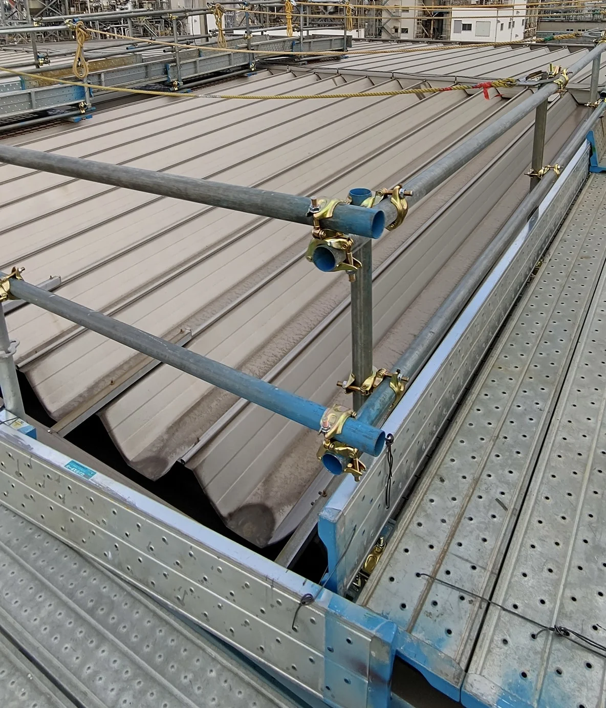 プラント屋根上の作業足場